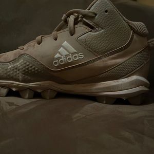 I am selling 5.4 baseball cleats for kids it is just dirt on them.